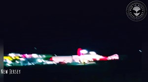 #BREAKING #UAP #UFO #aliens | NAVE TRIANGULAR MIB- Temor y admiracion causó una gran nave piramidal que fue vista sobrevolando a baja altura un suburbio de #newjersey Muchos testigos aseguraron que el ovni no se veía real, para ellos fue como una escena proyectada en la oscuridad pero que no se explican como es que lo hicieron y si de verdad pudo ser una nave de otro mundo. | MEN IN BLACK Conspiracy