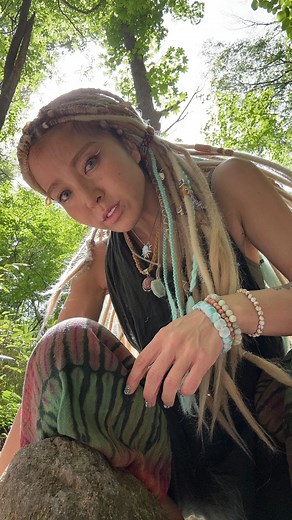 Lilly on Instagram: "魔女のルーティン🧝🏼‍♀️🧝🏼‍♀️🧝🏼‍♀️ 鉱山で掘った石を家の横の渓流に持って行って洗う🧙‍♀️ #魔女 #魔女の日常 #渓流 #鉱物 #鉱物女子 #ヒッピー #ヒッピーファッション #ヒッピースタイル #ヒッピーライフ #hippie #hippiestyle #hippielife #hippielifestyle #水晶"