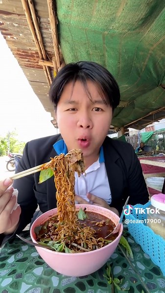ก๋วยเตี๋ยวน้ำตกฉ่ำๆ เริ่มต้นด้วยความเผ็ด