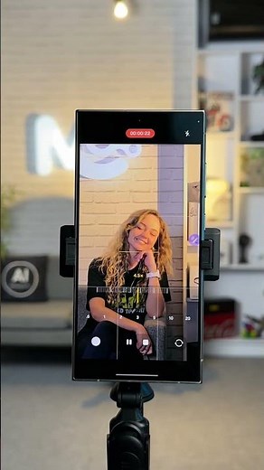 E pra você, quem ganha essa disputa? Conta aí nos comentários 😂 #apple #samsung #reels