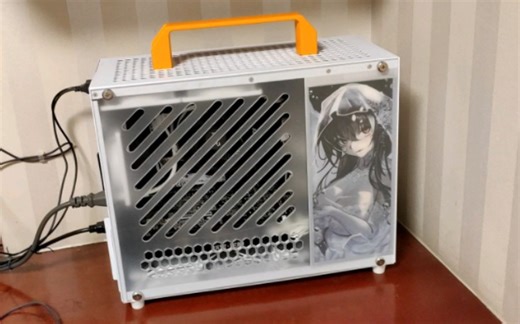 【数码科技】如此小巧的机箱 还有小黄鸭手提包 真的是方便啊