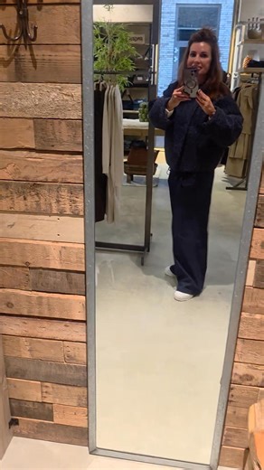 Today at work! Jas @the clothed €179,90 Pantalon @the clothed €109,90 Blouse Helena Hart €129,95 ook in d-blauw Sneaker @maruti €139,95 | Isa