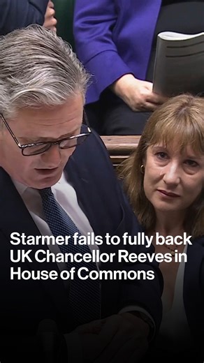 UK markets tumbled amid swirling doubts over Chancellor Rachel Reeves' future. Prime Minister Keir Starmer failed to fully back her when questioned in the House of Commons bloom.bg/46uXyu6 | Bloomberg