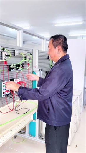 🌱🚛 Green Logistics Engineering คืออะไร? มาร่วมเปลี่ยนโลกใบนี้ให้น่าอยู่ ด้วยวิศวกรรมโลจิสติกส์สีเขียว! ลดคาร์บอน • ใช้พลังงานอย่างชาญฉลาด • เพิ่มประสิทธิภาพในการขนส่ง 📦 จากต้นทางสู่ปลายทาง โดยไม่ทำร้ายสิ่งแวดล้อม 🌏 ดูคลิปนี้ แล้วคุณจะรู้ว่า “โลจิสติกส์” ก็ช่วยโลกได้! #GreenLogistics #LogisticsEngineering #วิศวกรรมโลจิสติกส์ #รักษ์โลกด้วยวิศวกรรม #เรียนโลจิสติกส์ #VUengineering #วิศวะสายเขียว