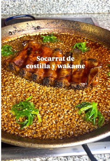 Socarrat de costilla y wakame🥘 #pecagusto #socarrat #arroz #wakame #costilla