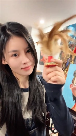 李 噢 on Instagram: "What do you think of my paintings? Does anyone want to ask me to do a custom painting? 🤣 你觉得我画的怎么样？有人想要找我订制画画吗？🥰 #lio #art #deaf #李噢 #painting #happy"
