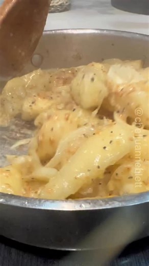 Yuca al Mojo 😍🤤🔥 -Yuca Sancochada en agua con sal -Mantequilla President @presidentlatam -Cebolla en juliana -Ajo -Pimienta -Limón @avipac_inc | Chefjuanneblett