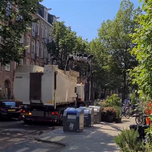 60K views · 713 reactions | The urban garbage collection here in the Netherlands is great and efficient, and it is spreading to other cities in Europe! More Dutch stuff  bit.ly/DutchStuff | Stuff Dutch People Like | Facebook