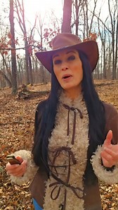 🌳 I've been out harvesting white oak bark the past few days and people are probably wondering why 😅 🪱 White oak (Quercus alba) has a long history in traditional medicine, including use as an anti-parasitic, particularly for expelling pinworms and cleansing the gut. This is due to the fact that it is highly astringent and full of tannins. And for the same reason, it has also been used for diarrhea and internal bleeding. 💪 White oak bark is also highly antibacterial, anti-inflammatory and anti