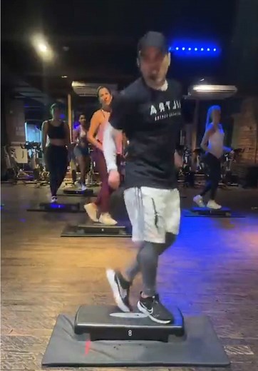 Live Streaming & Recorded Entrenamiento Aeróbico Dirigido #enlinea 📍Presencial Medellín #entrenamientoencasa #livestream #aerobicos #step #pump #zumba #fitness #wellness #colombia #mexico #chile #makestepgreatagain