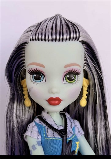 First trying to be the new girl, now trying to be the ONLY girl 😭 #monsterhigh #dollcollector #g2monsterhigh #frankie #display @Monster High @mattel