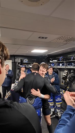 Leksands IF on Instagram: "Leksandsdräkten – som efter segrar ska delas ut inom laget framöver till någon som bidrog med det lilla extra till segern – gjorde debut i kväll. Ett initiativ av Johan Hedberg och Peter Cehlárik, där Peter efter 5-0 i Avicii Arena fick äran att dela ut den först. #LeksandsIF."