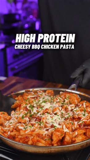 Panacea Palm | Dij 🙋🏽‍♂️ on Instagram: "High Protein Cheesy BBQ Chicken Pasta! 🔥🥓🍗🤤 53g Protein! Delicious High Protein Meal Prep💪🏽 Comment “Cookbook” and I’ll DM you a link to my High Protein Cookbook with 180+ recipes and calorie tracking barcodes! 📕👨🏽‍🍳 Serves 4: 🍽️🍽️🍽️🍽️ Calories & Macros 📊 Per Meal: 585 calories 53g P | 72g C | 9g F Ingredients - 650g diced chicken breast - 1 tsp smoked paprika - 1 tsp salt - 1 tsp pepper - 300g dry pasta (I used Casarecce) - Save 1/4 pasta