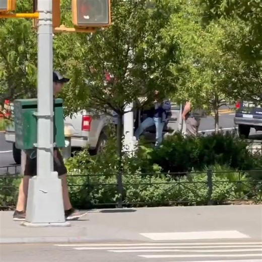 NEW sighting/video of Robert Pattinson in New York, USA, on May 1st 2025. Source: https://www.instagram.com/reel/DJHaBNhOvTv/?igsh=MWw2ZnZvdG83aGdnOA== | In the footsteps of Robert Pattinson