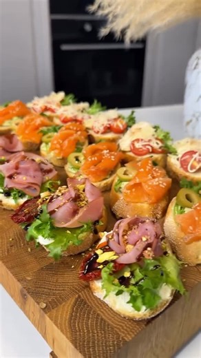 Яна Фролова 🌳 Сибирячка дачница on Instagram: "Начинаем разбирать блюда с праздничного стола. БРУСКЕТТЫ НА ПРАЗДНИЧНЫЙ СТОЛ Эти брускетты всегда уходят с праздничного стола в первую очередь 😋 Багет нарезать и немного подсушить в духовке. ЦЕЗАРЬ С КУРИЦЕЙ: Измельчаем в блендере: 2 ст.л. творожного сливочного сыра одно варёное яйцо 2-3 маринованных огурчика зубчик чеснока Куриное филе обжариваем в бумаге для жарки. Готовой пастой смазываем подсушенный багет, выкладываем салат, кусочек курицы, то