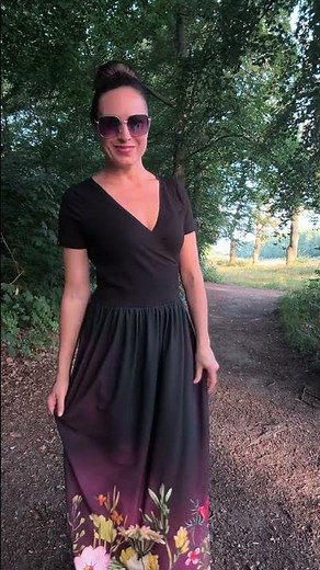 Dlouhé šaty MAREN krátký rukáv 🌸 Černé šaty s květovanou sukní | Česká výroba