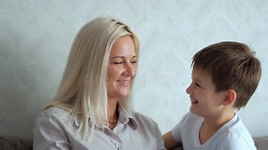 Der Sohn Küsst Seine Mutter Mehrfach. Die Beziehung Zwischen Mutter Und Sohn Stock Footage - Video von listen, lieben: 198462690