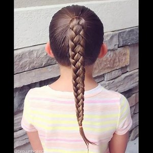 29K views · 505 reactions | || HAIR VIDEO TUTORIAL || 5 Strand Braid • This one is definitely deceiving at first sight, but it's really not as bad as it looks. I started on the right and went under then over...then on the left go over then under. Once you get the rhythm you're good to go! Enjoy recreating!! || | Brown Haired Bliss | Facebook