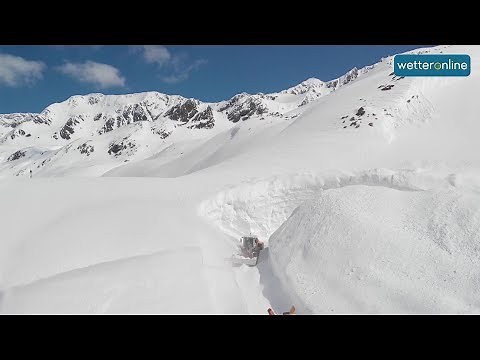 Alpine pass: walls of snow