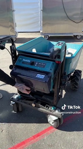 Makita 18V Cart with 600 lbs Capacity and 3 Speeds