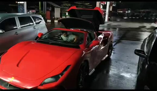 Replika Ferrari F8 Spider dan Lancer Cedia yang Menarik