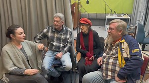 Hoe het die legendes begin? 🤔 🎭 Van RSG se gesoute radio-akteurs gesels oor hulle beginjare in radioteater en hoekom radioteater so ná aan hulle harte is. 👉 Heidi Mollentze, Anton Schmidt, Elma Potgieter en Anton Dekker vertel 'n storie van hoop in vanaand se radioteater. Eendag in Alicante is ‘n roerende verhaal propvol romanse en nostalgiese liefde. 📻 Skakel vanaand in om 20:00. 📚 Lees meer hier: https://www.rsgplus.org/n-spioen-skaapwagter-en-gerf-liefdesbriewe-in-rsg-se-nuwe-radioteater