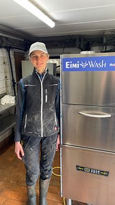 Kundenstimme aus der Praxis: So funktioniert die Eimerwäsche mit dem EimiWash. 🧼💦🧽 Clarissa Hampusch zeigt uns auf dem Familienbetrieb Kupfer bei Leipzig, wie sie den EimiWash im Alltag nutzt: ✔️ Grobreinigung direkt am Waschplatz ✔️ Einfaches Einsetzen der Eimer ✔️ Automatische Reinigung auf Knopfdruck ✔️ Zeitersparnis & mehr Hygiene Der EimiWash ist das neue Waschsystem von Holm & Laue – speziell für die Reinigung von Tränkeeimern. Modular, effizient, intuitiv. 👉 Du willst mehr wissen oder