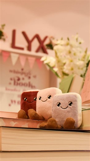 Happy Bookie Birthday! 🥹♥️ Unsere liebsten Bookish Bag Charms gibt es ab heute in unserem Online-Shop, im LYX by Thalia-Store in Münster und bei all unseren offiziellen Bookie-Partner:innen! Welche Buchhandlung in eurer Nähe dazu gehört, erfahrt ihr auf unserer Website. 💗✨ Welcher Bookie ist euer Favorit: Berry, Blush oder Lilac? #LYXBookie #Bookie #BookieBagCharm #LYXVerlag #BookTok