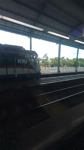 MOMEN KERETA API BANDARA YIA BERANGKAT DARI STASIUN WATES DAN BERTEMU DENGAN KERETA API LOGAWA