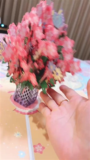 There's literally no better Valentine's Day card than this one 💌 #ValentinesDay #flowers #girlfriend #tiktokmademebuyit #tiktokshop