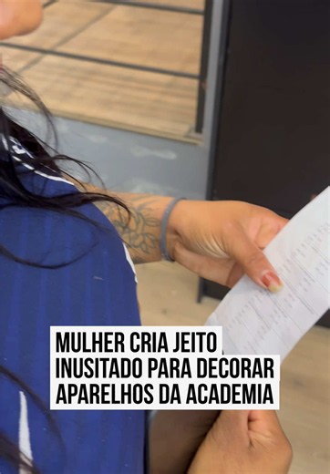 🏋️😂 NA ACADEMIA Gravado de forma #espontânea em uma #academia, o vídeo mostra Dargela Luiza tentando identificar os aparelhos e os exercícios sem precisar pedir ajuda. Com as anotações em mãos, ela percorre o treino enquanto tenta lembrar o nome correto de cada equipamento. Durante a tentativa, Dargela se confunde com alguns termos e acaba criando apelidos e associações próprias para memorizar a sequência dos exercícios. O jeito bem-humorado de lidar com a situação tornou a cena ainda mais div