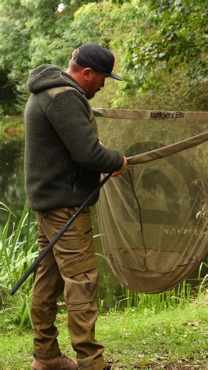 🎣 Say hello to the latest in landing net design – the Trakker T12-2 Landing Net! Featuring a premium 24T carbon handle that extends from 4 to 8ft with a quick lock system, this net is built to handle it all. The bespoke aluminium spreader block with isotope slot, understated black cosmetics, and extra-deep soft mesh make it both sleek and functional. Finished with a custom CNC anodised butt cap and a secure shrink-wrapped grip, it’s got everything you need, all packed in a handy drawcord carry 