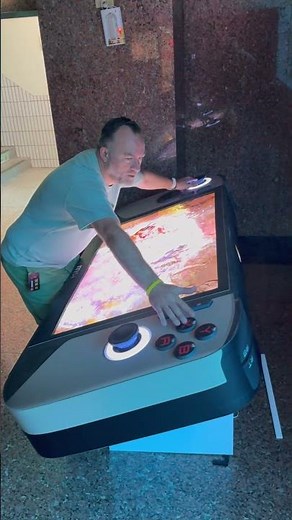 Voilà la plus grosse des consoles portables du monde !!!