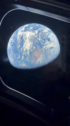 nada me faz parar de pensar na dualidade dissoo planeta na frente é brilhante e lindo x atras é escuro e assutador ☠️