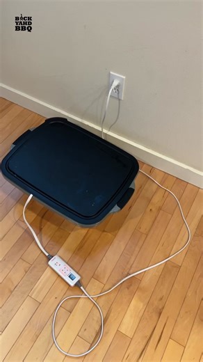 Let’s take a look at this dough proofer that I cobbled together with stuff I had on hand. I usually proof my dough in my oven with the light on, but we needed the oven for something else so I had to come up with something. My kitchen is about 65 degrees and your ideal proofing environment is around 78 degrees and 80 percent humidity - so leaving it on the counter wasn’t an option. I looked around the house and macgyvered this proofer. It’s my @BBQDripEZ tub, with a heating pad set to level 3, a 