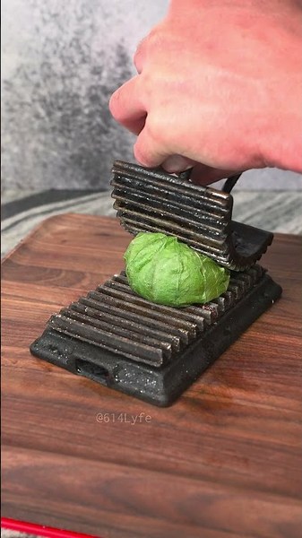 Best way to make tomato juice 🧃 #crushing #lifehack #satisfying