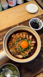 Jess Menezes on Instagram: "char siu claypot with ginger scallion oil the way i DEVOURED this, she was tooooo goood 😮‍💨 ingredients: 280g Pork belly, cut into chunks 1 tbsp @lkkeurope char siu sauce 1 tsp shaoxing wine ½ tsp garlic 1 tbsp light soy sauce 1 tsp dark soy sauce ½ tbsp honey ½ tbsp oyster sauce pinch tsp chinese 5 spice pinch salt red food colouring 1.5 tbsp honey 85g short grain rice 80ml water 1 shallot, minced 1 garlic, minced sweetened soy sauce: 1 tbsp light soy sauce 1 tsp k