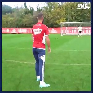 📽 Quand Benoît Paire régale à l'entraînement du Stade Brestois. Belle patte gauche ! ► bit.ly/3WcDxRQ | RMC Sport