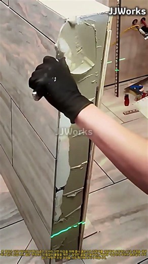 좁은 모서리도 완벽 밀착! 톱니 흙손을 활용한 파티션 타일 접착제 정밀 도포 시연 #tiling #construction #skills