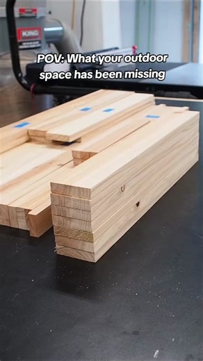 Want to build this? 👇 I Never knew what my outdoor space was missing until I built this cart! So useful to have extra space to set things down when having guests or barbecuing. 👉Watch the tutorial and grab the plans through link in bio #outdoorliving #cart #woodworking