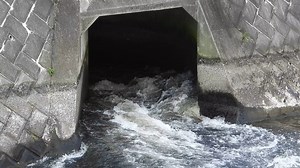 うるさい感じの、水の流れる音（浄水場出口）【フリー素材あそび】