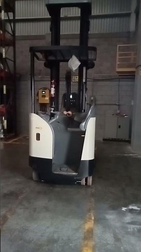 aprende a manejar montacargas desde cero (hombre parado )