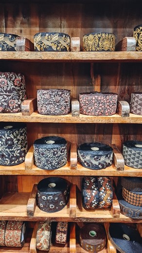 Janina Gold | Costume Design on Instagram: "Manchmal stolpert man über Dinge, die einen sofort inspirieren ✨ (english below) Letzte Woche auf der Munich Fabric Start war genau so ein Moment für mich – besonders am Stand der Bandweberei Kafka x C. Pauli 🤍 Sie produzieren wunderschöne Bänder auf historischen Webstühlen, teils noch mit Lochkarten aus dem 19. Jahrhundert. Zu sehen, wie Tradition, Nachhaltigkeit und echtes Handwerk zusammenkommen, war unglaublich inspirierend. Und ja: Man kann die W