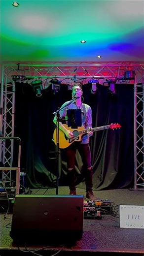 Land down under (Guitar solo) | Esteban live at Beerwah Hotel | Looping - One man band