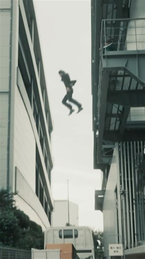 ESCAPE【公式】日テレ水ドラ on Instagram: "リンダ(#佐野勇斗)、飛べ！！！ ガンさん(#志田未来)！？！？ TVerで第5話無料配信中 ✨ 🔗https://bit.ly/tver_ig_organic_escape Huluでは全話配信中🌱 🔗https://bit.ly/escape_ntv_SNS_Hulu 【第𝟔話】𝟏𝟏月𝟏𝟐日(水)よる𝟏𝟎時放送📢 #日高由起刀 #エスケイプ"