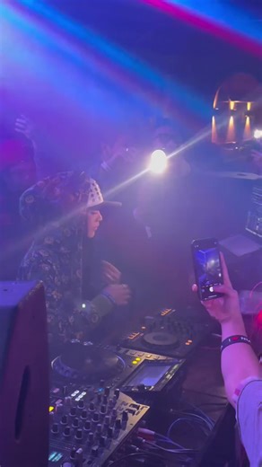 Smooth Transitions with DJ Niana Guerrero