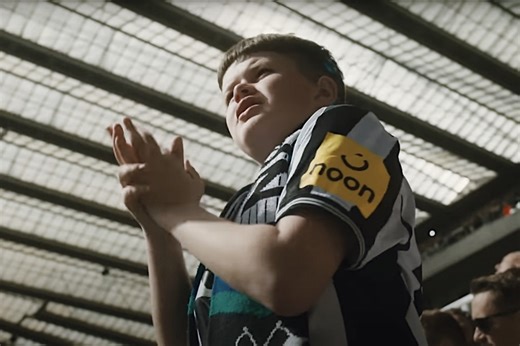 スタジアムの興奮を“振動”に。聴覚障害のあるサポーター向け「歓声に触れる」ウェア | 世界のソーシャルグッドなアイデアマガジン | IDEAS FOR GOOD