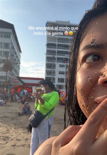 Mimo Divertido en la Playa: Humor y Diversión