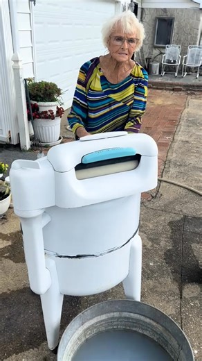 38K views · 810 reactions | Mom is demonstrating rinsing clothes while using the wringer washer. She tells the childhood story of how she helped carry water from the spring to fill her mother’s washtub. She also remembers the way her mother dried clothes during wet seasons. #wringerwasher #appalachia #farmlife #goodolddays #grandma #countrylife #cleanlaundry #Kentucky | Deeann York | Facebook