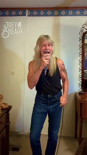 And I'm hungry like a wolf 🐺 Duran Duran #joeybreaux #karaoke #cover #80s #80smusic #pop